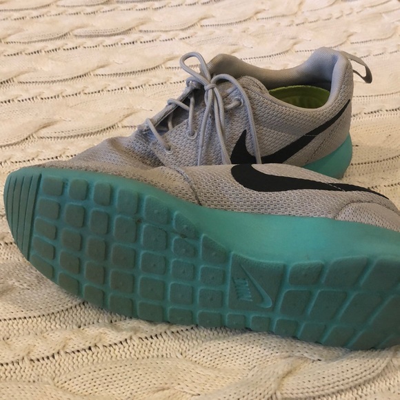 Nike Roshe One Shoes - Picture 5 of 6
